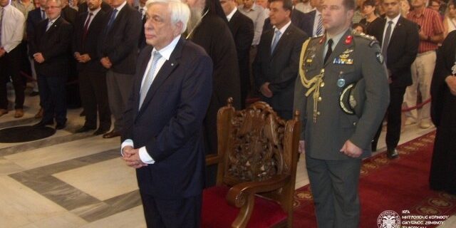 Με τον χρυσό μεγάλο σταυρό του Αγίου Παύλου τιμήθηκε ο Πρ. Παυλόπουλος