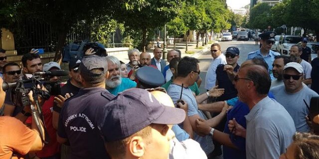 Επεισόδιο έξω από το Μαξίμου πριν τη συνάντηση της ΠΟΕ-ΟΤΑ με τον πρωθυπουργό