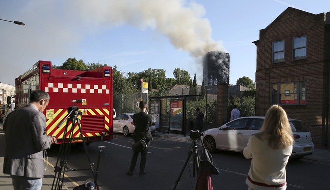 Κόλαση φωτιάς σε πολυόροφο κτίριο του Λονδίνου. Νεκροί και τραυματίες