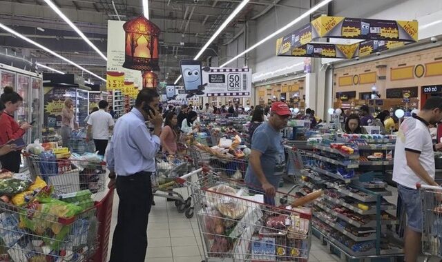 Εικόνες πανικού στο Κατάρ: Κάτοικοι σπεύδουν για προμήθειες στα σούπερ μάρκετ