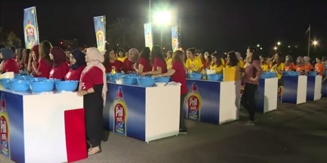 412 Αλγερινές σπάνε το ρεκόρ Γκίνες πλένοντας πιάτα