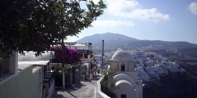 Το ίντερνετ αποθεώνει τη μοναδική ομορφιά της Σαντορίνης