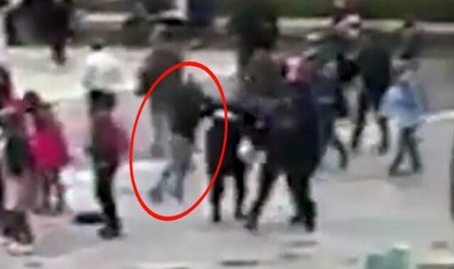 Η στιγμή που ο τζιχαντιστής σφυροκοπά αστυνομικό στην Παναγία των Παρισίων
