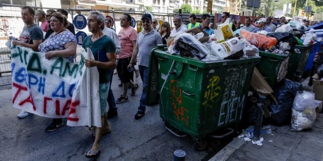 Η απεργία συνεχίζεται, τα βουνά σκουπιδιών παραμένουν