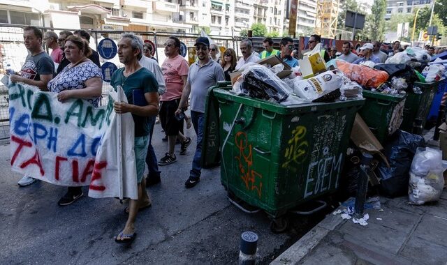 Η απεργία συνεχίζεται, τα βουνά σκουπιδιών παραμένουν