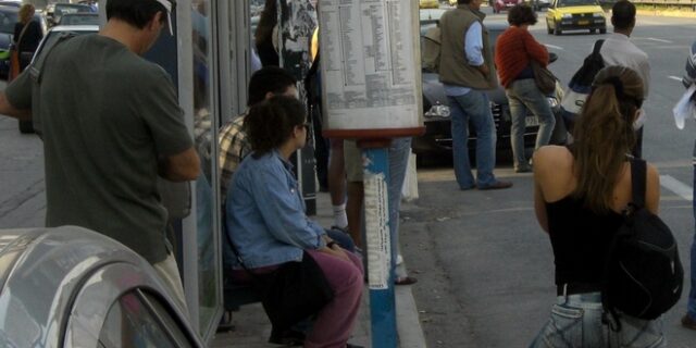 Σπείρα ανηλίκων λήστευε επιβάτες σε στάσεις λεωφορείων