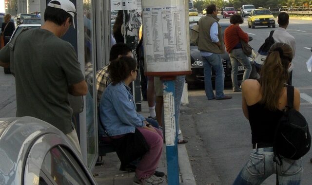 Σπείρα ανηλίκων λήστευε επιβάτες σε στάσεις λεωφορείων
