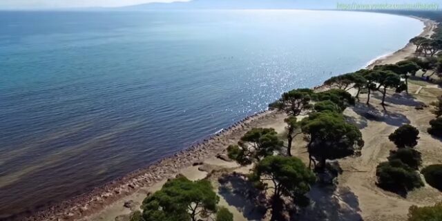 Πετώντας πάνω από το στρατόπεδο των Περσών και ‘στέκι’ του Ανδρέα Παπανδρέου