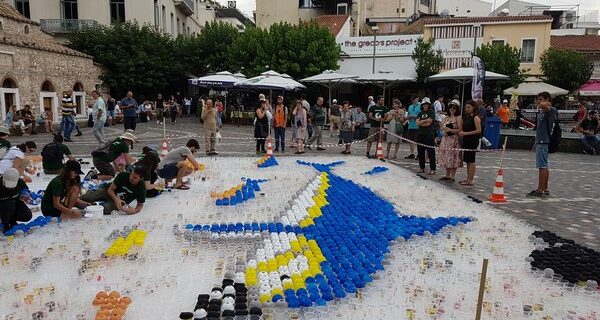 Διαμαρτυρία της Greenpeace με 10.000 πλαστικά ποτήρια στο Μοναστηράκι