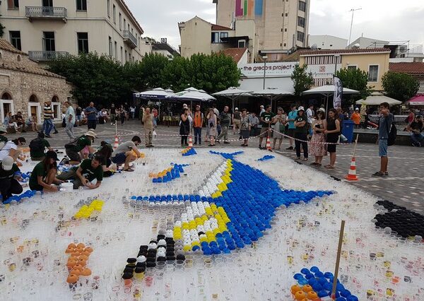 Διαμαρτυρία της Greenpeace με 10.000 πλαστικά ποτήρια στο Μοναστηράκι