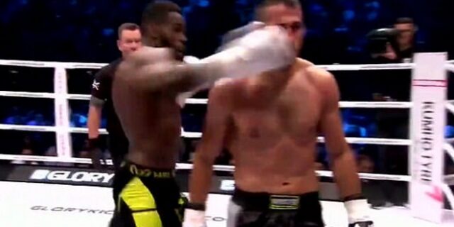 Θεατές μπαίνουν στο ρινγκ και ‘πλακώνουν’ μποξέρ για πισώπλατο χτύπημα