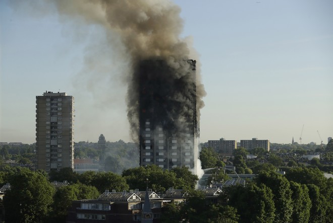 Πυρκαγιά στο Λονδίνο: Παραιτήθηκε ο επικεφαλής του συμβουλίου του Κένσινγκτον και Τσέλσι