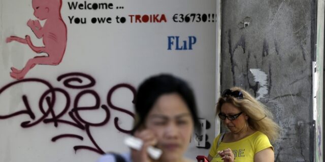 Spiegel: Η διπλή αυταπάτη της ελληνικής κρίσης