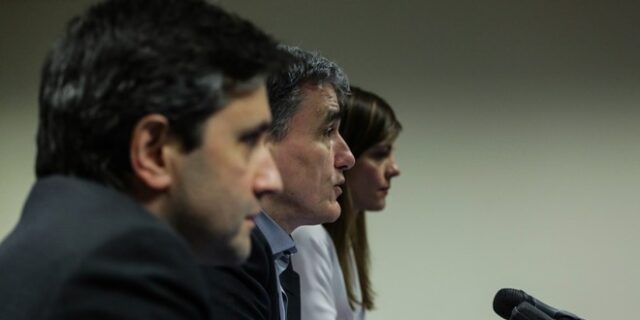 Το ΔΝΤ βάζει στον ‘πάγο’ συντάξεις και εργασιακά