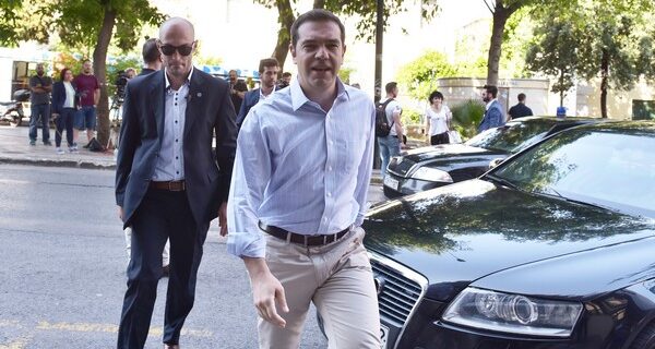 Η κυβέρνηση πετάει (ξανά) το γάντι για το χρέος