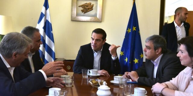 Ο Τσίπρας, η γραβάτα, το φέσι και η εθνική γραμμή