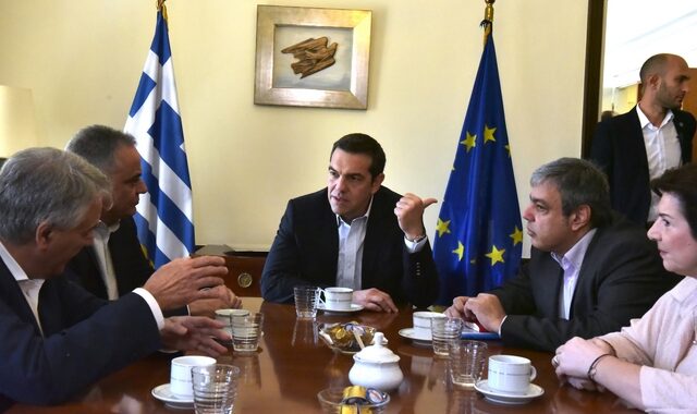 Ο Τσίπρας, η γραβάτα, το φέσι και η εθνική γραμμή