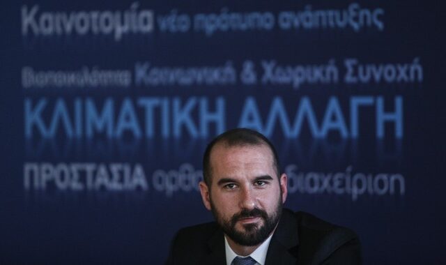 Τριπλή επίθεση Μαξίμου στη Νέα Δημοκρατία