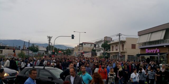 Μενίδι: Φωτιές σε σπίτια Ρομά, πέτρες σε αμαξοστοιχία και πυροβολισμοί στον αέρα