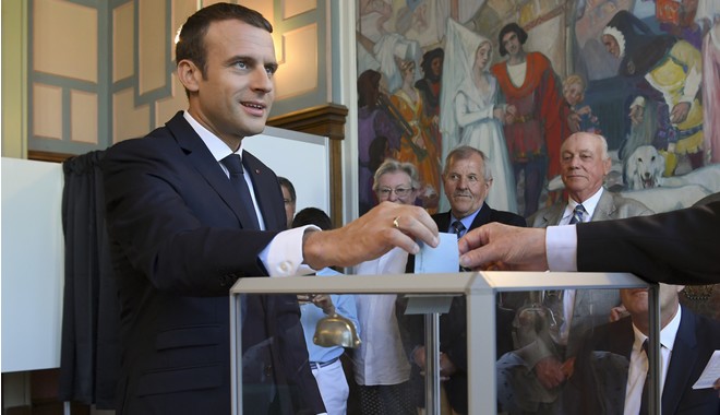 Γαλλικές εκλογές: Απόλυτη πλειοψηφία για τον Μακρόν, ρεκόρ η αποχή
