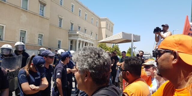 ‘Πόλεμος’ στο βουνό των σκουπιδιών. Αδιέξοδο στις συνομιλίες. Έρχονται νέες απεργίες και καταλήψεις