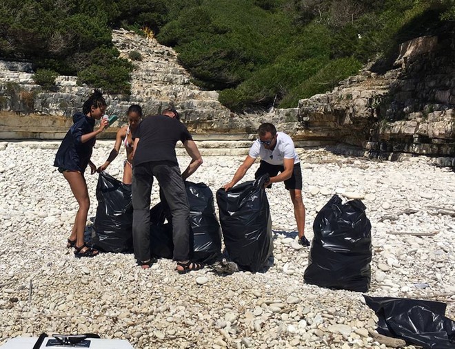 Ο Γουίλ Σμιθ και η οικογένειά του καθάρισαν παραλίες στους Αντίπαξους