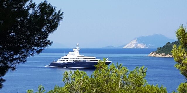 Ο σεΐχης του Κατάρ με το πλωτό παλάτι του στη Σκιάθο