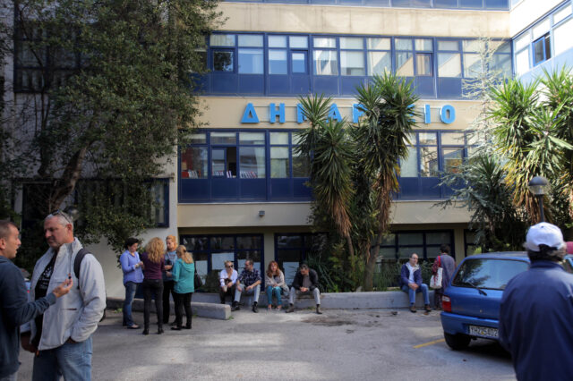 Εισβολή Ρουβίκωνα στο Δημαρχείο Ζωγράφου για τον θάνατο της 62χρονης στην καθαριότητα