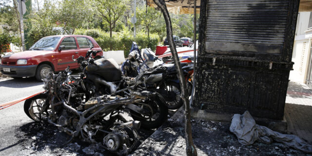 Επίθεση με ‘βροχή’ από βόμβες μολότοφ στο Α.Τ. Ζωγράφου-Κάηκαν 9 μοτοσικλέτες και ένα αυτοκίνητο