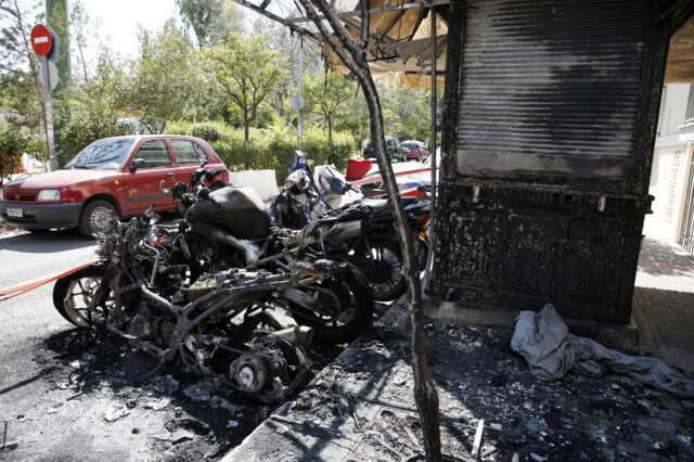 Επίθεση με ‘βροχή’ από βόμβες μολότοφ στο Α.Τ. Ζωγράφου-Κάηκαν 9 μοτοσικλέτες και ένα αυτοκίνητο
