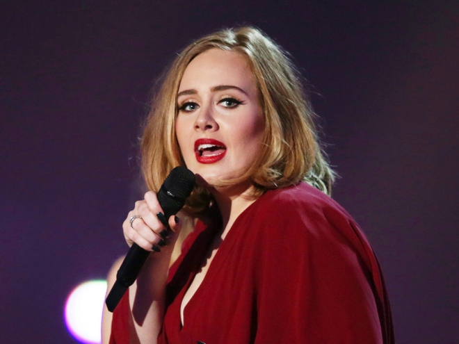 Adele: “Ο ρατσισμός υπάρχει παντού. Να είστε θυμωμένοι, αλλά να εστιάζετε!”
