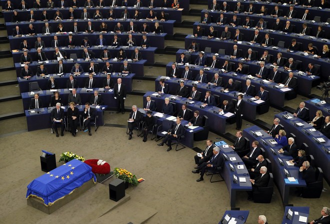 Η Ευρώπη αποτίει ύστατο φόρο τιμής στον Χέλμουτ Κόλ