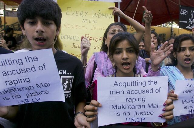 Πακιστάν: Διέταξαν βιασμό 16χρονης για να εκδικηθούν τον αδελφό της