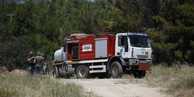 Ζευγολατιό Κορινθίας. Τραυματίστηκαν τρεις πυροσβέστες. Ανατράπηκε ρυμούλκα τρακτέρ