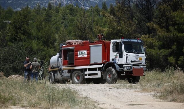 Ζευγολατιό Κορινθίας. Τραυματίστηκαν τρεις πυροσβέστες. Ανατράπηκε ρυμούλκα τρακτέρ