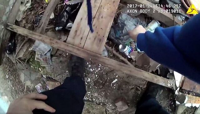 Βίντεο: Αστυνομικός ‘φυτεύει’ ναρκωτικά και ‘πιάνεται’ από την κάμερά του