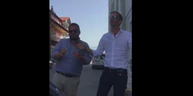 Ο Κώστας Μπακογιάννης τραγουδάει και τρολάρει τον καύσωνα
