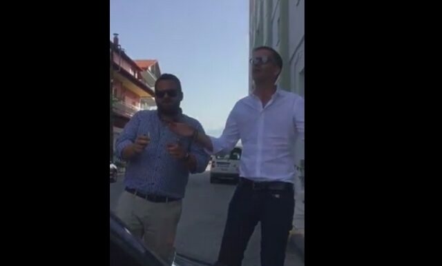 Ο Κώστας Μπακογιάννης τραγουδάει και τρολάρει τον καύσωνα