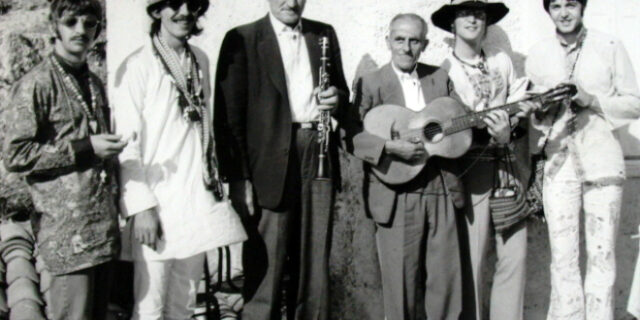 Οι Beatles στην Αράχοβα. Η λεπτομέρεια που λίγοι εντοπίζουν στην φωτογραφία