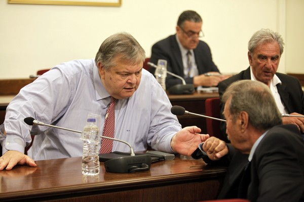Άγριος καβγάς στη Θεσμών και Διαφάνειας για την υπόθεση Καμμένου