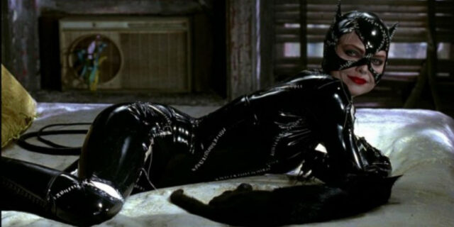 Η Μισέλ Φάιφερ πέταξε τα δερμάτινα της Catwoman και υποδύεται μια άλλη υπερηρωίδα