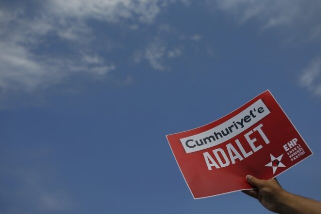 Τουρκία: Αποφυλακίστηκαν οι συνεργάτες της εφημερίδας Cumhuriyet