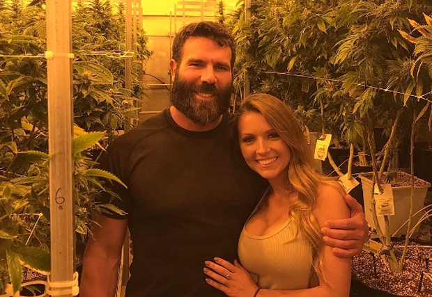 Το είδαμε κι αυτό. O Dan Bilzerian δεν είναι πια εργένης