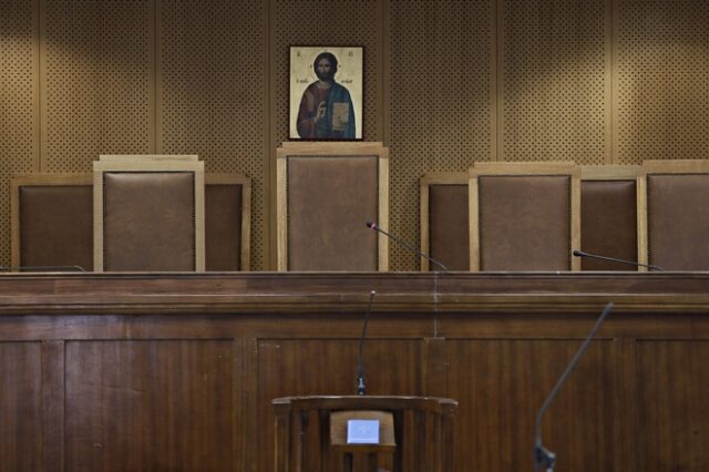 Οι εκπρόσωποι των δικαστών έχουν αλλεργία στους καθρέφτες