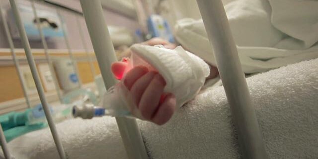 Φρίκη στη Χίο: Μητέρα κατήγγειλε βιασμό του 11μηνου μωρού της απ’ τον πατέρα του