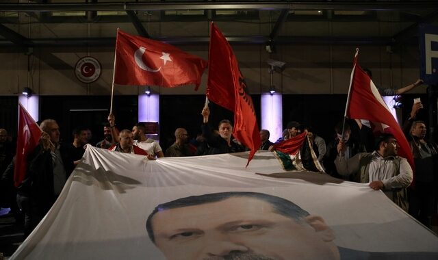 Ένα χρόνο μετά το πραξικόπημα, η Τουρκία επιμένει για τους οκτώ