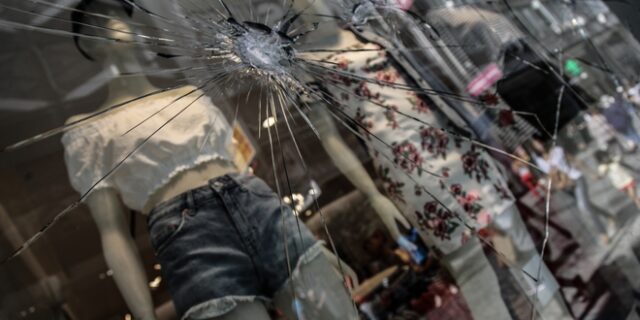 Την αποκατάσταση των ζημιών στην Ερμού, ζητάει η ΓΣΕΒΕΕ