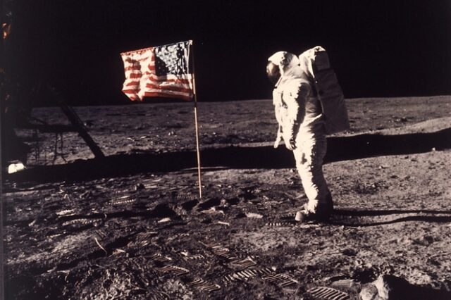 Μηχανή του Χρόνου: Τι απέγιναν οι σημαίες που κάρφωσαν οι αστροναύτες στη Σελήνη;