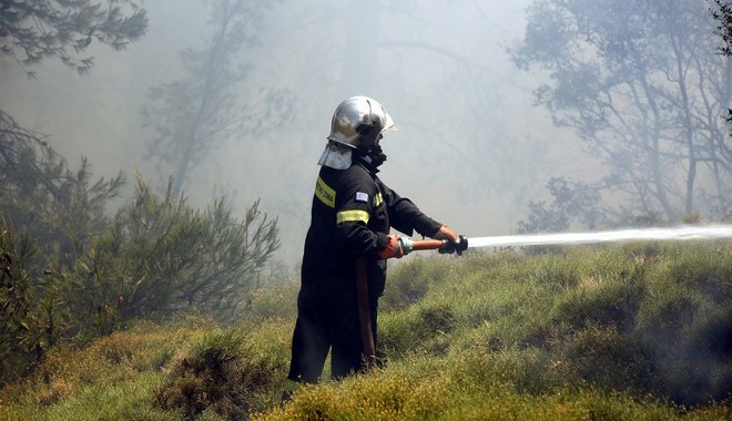 Υπό μερικό έλεγχο η φωτιά στην Λευκάδα και στην Κεφαλονιά, καλύτερη εικόνα στην Ρόδο