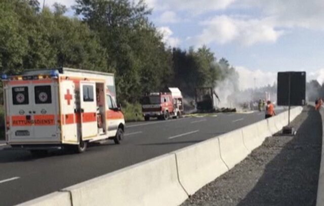 Τραγωδία στη Γερμανία: Λεωφορείο κάηκε ολοσχερώς σε τροχαίο. 18 νεκροί
